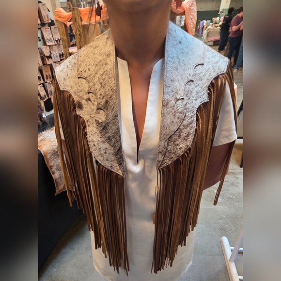Handcrafted Brown Leather Fringe Cape with Natural Hide Yoke - Picture 4 of 4